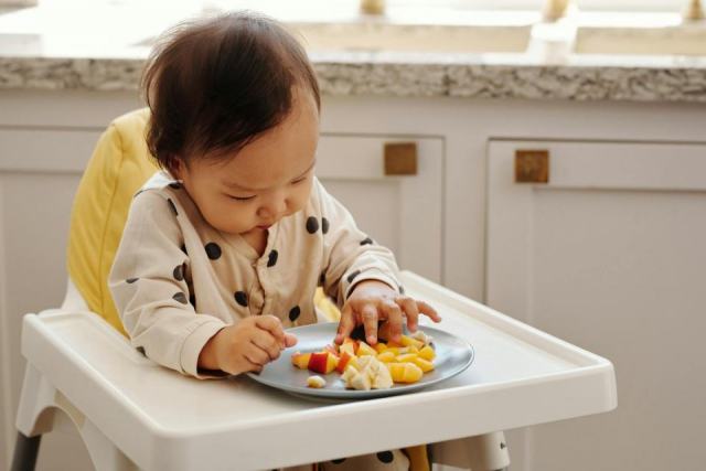 Mon bébé ne veut pas manger : causes possibles et solutions bienveillantes