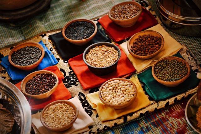 Photo d'illustration : un bol de lentilles posé sur une table de cuisine
