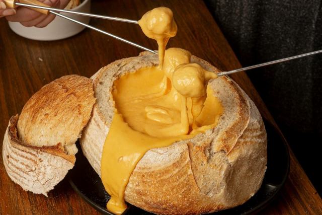 Recette de fondue savoyarde pour femme enceinte : la version 50/50 adaptée