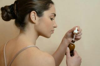 Huile vergetures grossesse : quelle huile choisir pour la peau