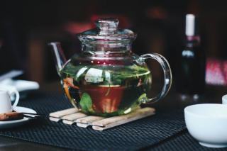 Thé femme enceinte : caféine, quantités et alternatives sûres
